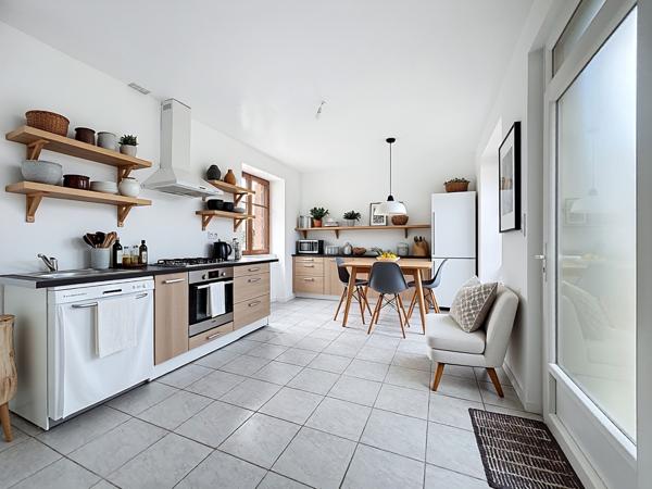 Au centre de la commune de Saint-Abraham, à moins de 13 minutes de Ploërmel et 30 minutes de Vannes. Avec une accessibilité rapide à la quatre voies.