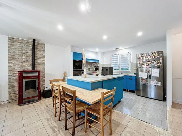 Maison sur sous-sol à vendre de 130m2, 4 chambres, sur terrain de 890m2