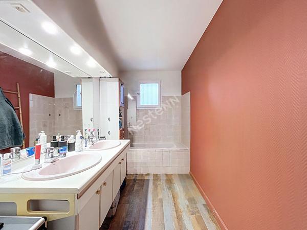 Maison sur sous-sol à vendre de 130m2, 4 chambres, sur terrain de 890m2