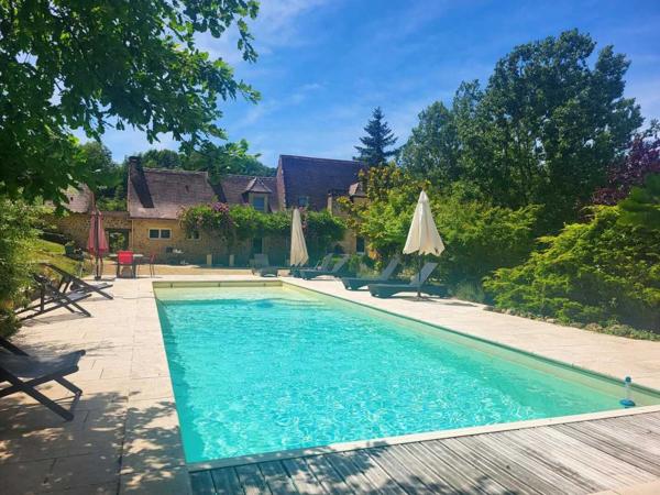 Maison ancienne - Les eyzies LES EYZIES - Propriété de charme offrant 240m² habitables et piscine au calme sur 1 hectare.
