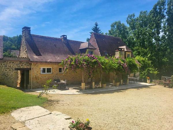 Maison ancienne - Les eyzies LES EYZIES - Propriété de charme offrant 240m² habitables et piscine au calme sur 1 hectare.