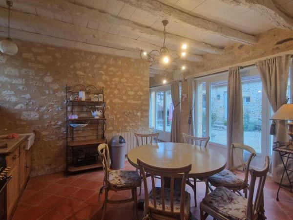 Maison ancienne - Les eyzies LES EYZIES - Propriété de charme offrant 240m² habitables et piscine au calme sur 1 hectare.