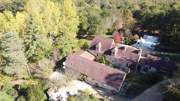 Maison ancienne - Les eyzies LES EYZIES - Propriété de charme offrant 240m² habitables et piscine au calme sur 1 hectare.
