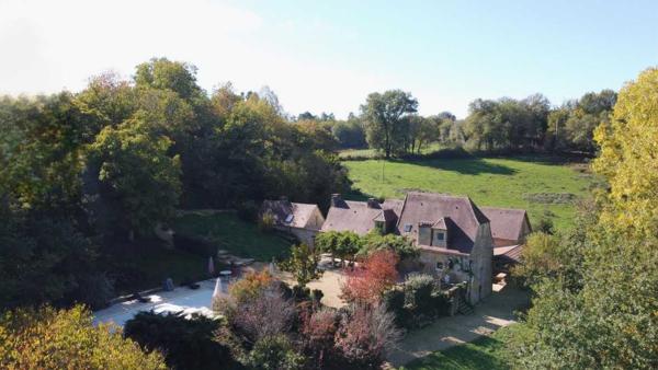 Maison ancienne - Les eyzies LES EYZIES - Propriété de charme offrant 240m² habitables et piscine au calme sur 1 hectare.