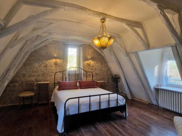 Maison ancienne - Les eyzies LES EYZIES - Propriété de charme offrant 240m² habitables et piscine au calme sur 1 hectare.