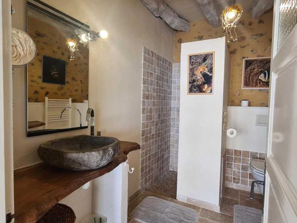 Maison ancienne - Les eyzies LES EYZIES - Propriété de charme offrant 240m² habitables et piscine au calme sur 1 hectare.