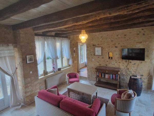 Maison ancienne - Les eyzies LES EYZIES - Propriété de charme offrant 240m² habitables et piscine au calme sur 1 hectare.