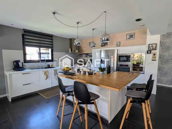 Maison contemporaine de plain-pied avec piscine