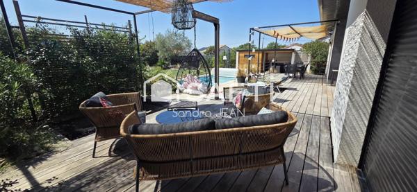 Maison contemporaine de plain-pied avec piscine
