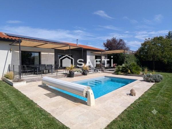 Maison contemporaine de plain-pied avec piscine