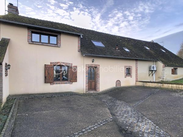 Nichée dans un environnement calme , venez découvrir cette maison mitoyenne d'un coté comprenant une cuisine ouverte sur un vaste séjour ou vous pourrez profitez pleinement des soirées d'hiver au coin de la cheminée , une buanderie , un wc ainsi qu'une salle de bain complète ce rez de chaussée .
A l'étage se trouve 3 belles chambres , une salle d'eau ainsi qu'un wc séparé et un dressing . 
Chauffage au fioul , doubles vitrages , assainissement individuel .
