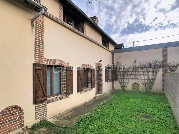 Nichée dans un environnement calme , venez découvrir cette maison mitoyenne d'un coté comprenant une cuisine ouverte sur un vaste séjour ou vous pourrez profitez pleinement des soirées d'hiver au coin de la cheminée , une buanderie , un wc ainsi qu'une salle de bain complète ce rez de chaussée .
A l'étage se trouve 3 belles chambres , une salle d'eau ainsi qu'un wc séparé et un dressing . 
Chauffage au fioul , doubles vitrages , assainissement individuel .