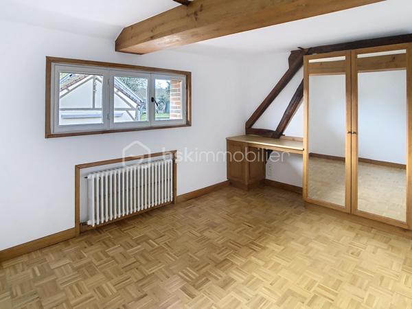 Nichée dans un environnement calme , venez découvrir cette maison mitoyenne d'un coté comprenant une cuisine ouverte sur un vaste séjour ou vous pourrez profitez pleinement des soirées d'hiver au coin de la cheminée , une buanderie , un wc ainsi qu'une salle de bain complète ce rez de chaussée .
A l'étage se trouve 3 belles chambres , une salle d'eau ainsi qu'un wc séparé et un dressing . 
Chauffage au fioul , doubles vitrages , assainissement individuel .