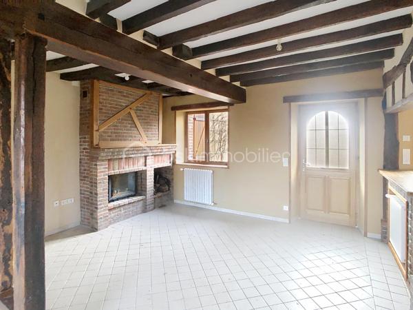 Nichée dans un environnement calme , venez découvrir cette maison mitoyenne d'un coté comprenant une cuisine ouverte sur un vaste séjour ou vous pourrez profitez pleinement des soirées d'hiver au coin de la cheminée , une buanderie , un wc ainsi qu'une salle de bain complète ce rez de chaussée .
A l'étage se trouve 3 belles chambres , une salle d'eau ainsi qu'un wc séparé et un dressing . 
Chauffage au fioul , doubles vitrages , assainissement individuel .