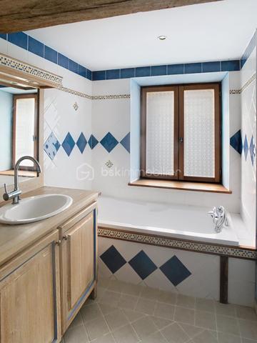 Nichée dans un environnement calme , venez découvrir cette maison mitoyenne d'un coté comprenant une cuisine ouverte sur un vaste séjour ou vous pourrez profitez pleinement des soirées d'hiver au coin de la cheminée , une buanderie , un wc ainsi qu'une salle de bain complète ce rez de chaussée .
A l'étage se trouve 3 belles chambres , une salle d'eau ainsi qu'un wc séparé et un dressing . 
Chauffage au fioul , doubles vitrages , assainissement individuel .