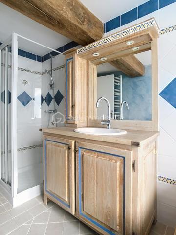 Nichée dans un environnement calme , venez découvrir cette maison mitoyenne d'un coté comprenant une cuisine ouverte sur un vaste séjour ou vous pourrez profitez pleinement des soirées d'hiver au coin de la cheminée , une buanderie , un wc ainsi qu'une salle de bain complète ce rez de chaussée .
A l'étage se trouve 3 belles chambres , une salle d'eau ainsi qu'un wc séparé et un dressing . 
Chauffage au fioul , doubles vitrages , assainissement individuel .