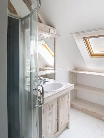Nichée dans un environnement calme , venez découvrir cette maison mitoyenne d'un coté comprenant une cuisine ouverte sur un vaste séjour ou vous pourrez profitez pleinement des soirées d'hiver au coin de la cheminée , une buanderie , un wc ainsi qu'une salle de bain complète ce rez de chaussée .
A l'étage se trouve 3 belles chambres , une salle d'eau ainsi qu'un wc séparé et un dressing . 
Chauffage au fioul , doubles vitrages , assainissement individuel .