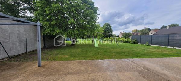 Maison construction traditionnelle récente au gout du jour entre Pithiviers et Beaune la Rolande , avec entrée sur pièce de vie d' environ 65 m²  composée d ' un espace  salon avec poêle a pellets , un espace séjour ouvert sur cuisine aménagée équipée avec accès terrasse ,cellier , une  salle d' eau avec wc , une chambre 
a l' étage palier , trois grandes chambres ,une salle de bain avec wc .
garage attenant .
terrain clos d' environ 950 m² avec portail automatique ,
 abris de jardin