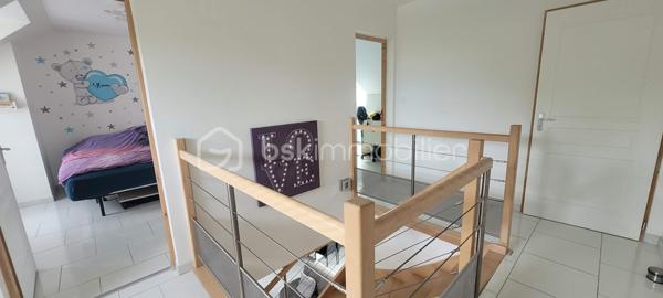 Maison construction traditionnelle récente au gout du jour entre Pithiviers et Beaune la Rolande , avec entrée sur pièce de vie d' environ 65 m²  composée d ' un espace  salon avec poêle a pellets , un espace séjour ouvert sur cuisine aménagée équipée avec accès terrasse ,cellier , une  salle d' eau avec wc , une chambre 
a l' étage palier , trois grandes chambres ,une salle de bain avec wc .
garage attenant .
terrain clos d' environ 950 m² avec portail automatique ,
 abris de jardin