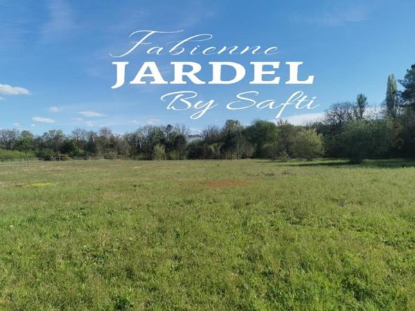 Terrain plat et viabilisé de 2 705 m² à Carsac-Aillac