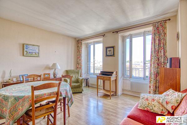 Versailles Notre-Dame Appartement 2 pièces 41m² situé au 5ème et dernier étage avec ascenseur €349 000 ** - Référence 25840