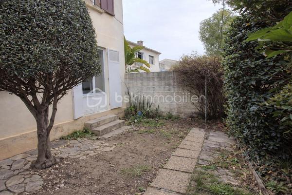 Situé dans un environnement calme, proche des commodités, ce rez-de-chaussée de villa d’environ 78 m² comprend séjour, cuisine, 2 chambres, salle de bain et WC.

Le bien dispose d’un garage d’environ 14 m² ainsi que de deux espaces extérieurs : un jardin avant d’environ 75 m² et un jardin arrière d’environ 56 m² exposé sud.

Rénovation complète à prévoir (électricité, menuiseries).

Vendu loué – loyer 600 € / mois, échéance du bail : 1er juillet 2027.

Possibilité d’acquérir également le haut de villa, offrant un fort potentiel de projet global (réunification, projet familial ou optimisation du foncier sur une parcelle totale de 587 m²).

Bien situé dans une copropriété horizontale de seulement deux lots.