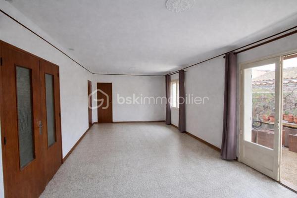 Situé dans un environnement calme, proche des commodités, ce rez-de-chaussée de villa d’environ 78 m² comprend séjour, cuisine, 2 chambres, salle de bain et WC.

Le bien dispose d’un garage d’environ 14 m² ainsi que de deux espaces extérieurs : un jardin avant d’environ 75 m² et un jardin arrière d’environ 56 m² exposé sud.

Rénovation complète à prévoir (électricité, menuiseries).

Vendu loué – loyer 600 € / mois, échéance du bail : 1er juillet 2027.

Possibilité d’acquérir également le haut de villa, offrant un fort potentiel de projet global (réunification, projet familial ou optimisation du foncier sur une parcelle totale de 587 m²).

Bien situé dans une copropriété horizontale de seulement deux lots.