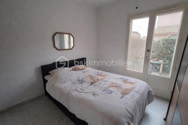Situé dans un environnement calme, proche des commodités, ce rez-de-chaussée de villa d’environ 78 m² comprend séjour, cuisine, 2 chambres, salle de bain et WC.

Le bien dispose d’un garage d’environ 14 m² ainsi que de deux espaces extérieurs : un jardin avant d’environ 75 m² et un jardin arrière d’environ 56 m² exposé sud.

Rénovation complète à prévoir (électricité, menuiseries).

Vendu loué – loyer 600 € / mois, échéance du bail : 1er juillet 2027.

Possibilité d’acquérir également le haut de villa, offrant un fort potentiel de projet global (réunification, projet familial ou optimisation du foncier sur une parcelle totale de 587 m²).

Bien situé dans une copropriété horizontale de seulement deux lots.