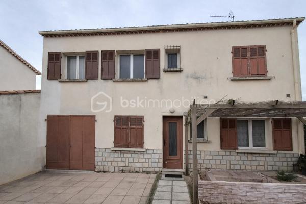 Situé dans un environnement calme, proche des commodités, ce rez-de-chaussée de villa d’environ 78 m² comprend séjour, cuisine, 2 chambres, salle de bain et WC.

Le bien dispose d’un garage d’environ 14 m² ainsi que de deux espaces extérieurs : un jardin avant d’environ 75 m² et un jardin arrière d’environ 56 m² exposé sud.

Rénovation complète à prévoir (électricité, menuiseries).

Vendu loué – loyer 600 € / mois, échéance du bail : 1er juillet 2027.

Possibilité d’acquérir également le haut de villa, offrant un fort potentiel de projet global (réunification, projet familial ou optimisation du foncier sur une parcelle totale de 587 m²).

Bien situé dans une copropriété horizontale de seulement deux lots.