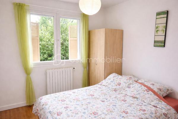 Situé dans un environnement calme, proche des commodités, ce rez-de-chaussée de villa d’environ 78 m² comprend séjour, cuisine, 2 chambres, salle de bain et WC.

Le bien dispose d’un garage d’environ 14 m² ainsi que de deux espaces extérieurs : un jardin avant d’environ 75 m² et un jardin arrière d’environ 56 m² exposé sud.

Rénovation complète à prévoir (électricité, menuiseries).

Vendu loué – loyer 600 € / mois, échéance du bail : 1er juillet 2027.

Possibilité d’acquérir également le haut de villa, offrant un fort potentiel de projet global (réunification, projet familial ou optimisation du foncier sur une parcelle totale de 587 m²).

Bien situé dans une copropriété horizontale de seulement deux lots.