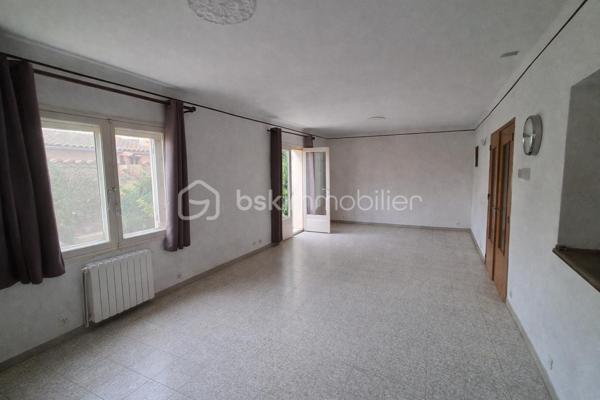 Situé dans un environnement calme, proche des commodités, ce rez-de-chaussée de villa d’environ 78 m² comprend séjour, cuisine, 2 chambres, salle de bain et WC.

Le bien dispose d’un garage d’environ 14 m² ainsi que de deux espaces extérieurs : un jardin avant d’environ 75 m² et un jardin arrière d’environ 56 m² exposé sud.

Rénovation complète à prévoir (électricité, menuiseries).

Vendu loué – loyer 600 € / mois, échéance du bail : 1er juillet 2027.

Possibilité d’acquérir également le haut de villa, offrant un fort potentiel de projet global (réunification, projet familial ou optimisation du foncier sur une parcelle totale de 587 m²).

Bien situé dans une copropriété horizontale de seulement deux lots.