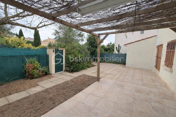 Situé dans un environnement calme, proche des commodités, ce rez-de-chaussée de villa d’environ 78 m² comprend séjour, cuisine, 2 chambres, salle de bain et WC.

Le bien dispose d’un garage d’environ 14 m² ainsi que de deux espaces extérieurs : un jardin avant d’environ 75 m² et un jardin arrière d’environ 56 m² exposé sud.

Rénovation complète à prévoir (électricité, menuiseries).

Vendu loué – loyer 600 € / mois, échéance du bail : 1er juillet 2027.

Possibilité d’acquérir également le haut de villa, offrant un fort potentiel de projet global (réunification, projet familial ou optimisation du foncier sur une parcelle totale de 587 m²).

Bien situé dans une copropriété horizontale de seulement deux lots.