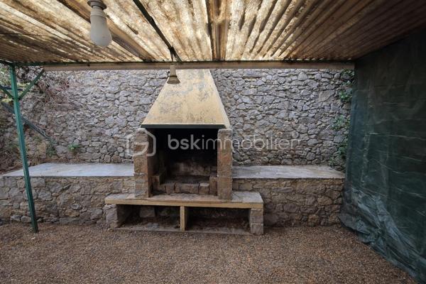 Situé dans un environnement calme, proche des commodités, ce rez-de-chaussée de villa d’environ 78 m² comprend séjour, cuisine, 2 chambres, salle de bain et WC.

Le bien dispose d’un garage d’environ 14 m² ainsi que de deux espaces extérieurs : un jardin avant d’environ 75 m² et un jardin arrière d’environ 56 m² exposé sud.

Rénovation complète à prévoir (électricité, menuiseries).

Vendu loué – loyer 600 € / mois, échéance du bail : 1er juillet 2027.

Possibilité d’acquérir également le haut de villa, offrant un fort potentiel de projet global (réunification, projet familial ou optimisation du foncier sur une parcelle totale de 587 m²).

Bien situé dans une copropriété horizontale de seulement deux lots.