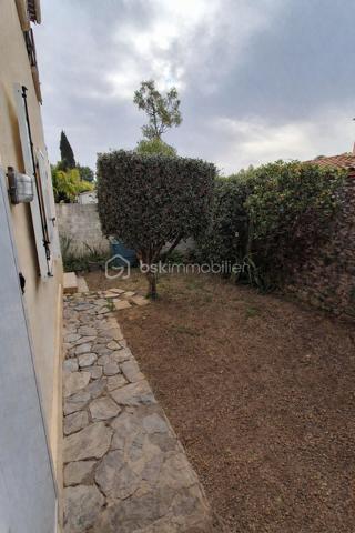 Situé dans un environnement calme, proche des commodités, ce rez-de-chaussée de villa d’environ 78 m² comprend séjour, cuisine, 2 chambres, salle de bain et WC.

Le bien dispose d’un garage d’environ 14 m² ainsi que de deux espaces extérieurs : un jardin avant d’environ 75 m² et un jardin arrière d’environ 56 m² exposé sud.

Rénovation complète à prévoir (électricité, menuiseries).

Vendu loué – loyer 600 € / mois, échéance du bail : 1er juillet 2027.

Possibilité d’acquérir également le haut de villa, offrant un fort potentiel de projet global (réunification, projet familial ou optimisation du foncier sur une parcelle totale de 587 m²).

Bien situé dans une copropriété horizontale de seulement deux lots.