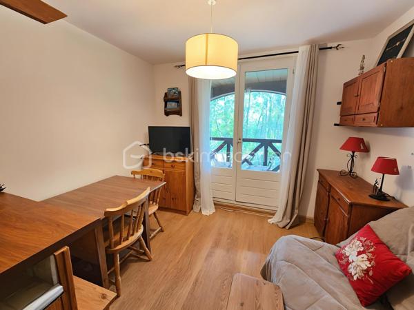 Situé au cœur de la station du Seignus, ce charmant studio avec coin montagne vous séduira par son environnement paisible.

L'appartement comprend :

* Une pièce de vie ouvrant sur le balcon ;
* Un coin montagne avec 2 lits superposés ;
* Une kitchenette ;
* Une salle d'eau et WC.

Pour plus de confort, le bien dispose également d'un **CASIER A SKIS** ainsi que la jouissance d'un **LOCAL A VELOS COMMUN**.
De nombreuses places de stationnement sont disponibles au pied de la résidence.
Un pied-à-terre idéal pour profiter des plaisirs de la montagne, été comme hiver, ou réaliser un investissement locatif.

À découvrir sans tarder !