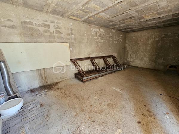 Situé au cœur de la station du Seignus, ce charmant studio avec coin montagne vous séduira par son environnement paisible.

L'appartement comprend :

* Une pièce de vie ouvrant sur le balcon ;
* Un coin montagne avec 2 lits superposés ;
* Une kitchenette ;
* Une salle d'eau et WC.

Pour plus de confort, le bien dispose également d'un **CASIER A SKIS** ainsi que la jouissance d'un **LOCAL A VELOS COMMUN**.
De nombreuses places de stationnement sont disponibles au pied de la résidence.
Un pied-à-terre idéal pour profiter des plaisirs de la montagne, été comme hiver, ou réaliser un investissement locatif.

À découvrir sans tarder !