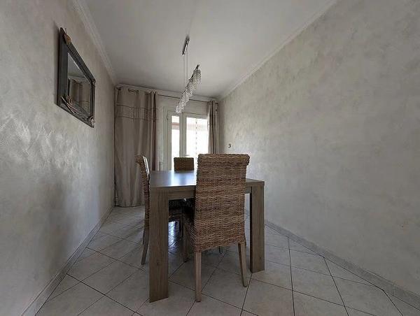 Vente                                                      Maison
                        
                     5 pièces                      108 m2                     à Port-de-Bouc