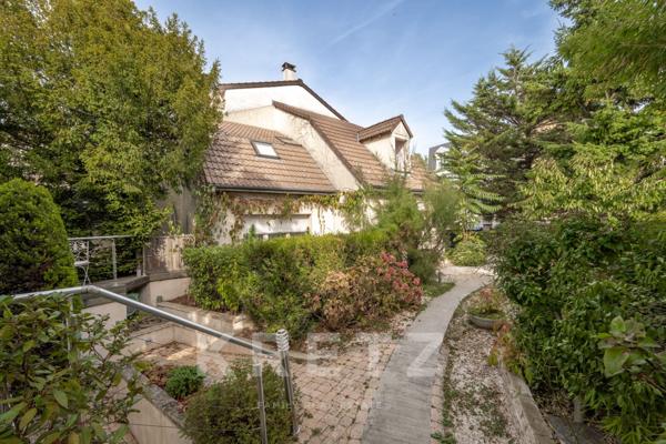 Propriété avec jardin et terrasse avec vue sur la Tour Eiffel