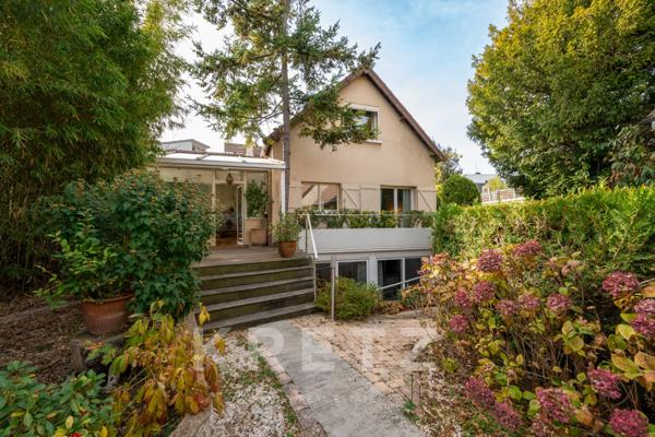 Propriété avec jardin et terrasse avec vue sur la Tour Eiffel