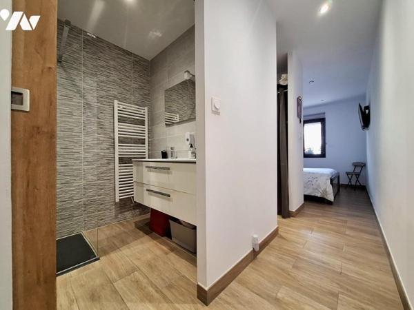 Dans un quartier calme et résidentiel, sur les hauteurs de Trouillas