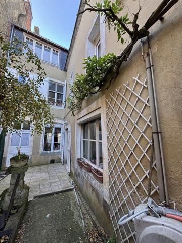 Maison à vendre à Saint-Calais dans la Sarthe (72120), ref : 101/1979