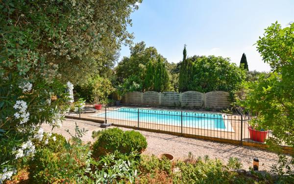 Maison à vendre    3 pièces •  Uzès