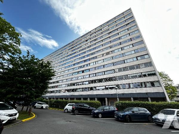 LILLE SAINT-MAUR – Superbe T4 de 97 m² avec terrasse, vue dégagée, garage et ascenseur.