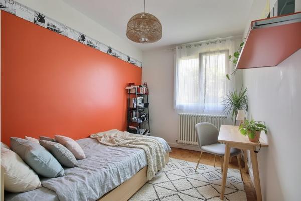 EXCLUSIVITE CLERMONT-FERRAND, COTES DE CLERMONT Bel appartement avec quatre chambres et grand garage