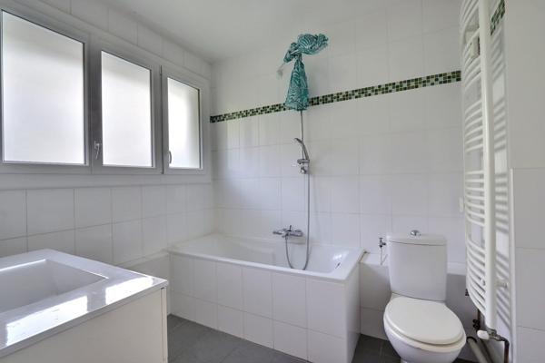 EXCLUSIVITE CLERMONT-FERRAND, COTES DE CLERMONT Bel appartement avec quatre chambres et grand garage