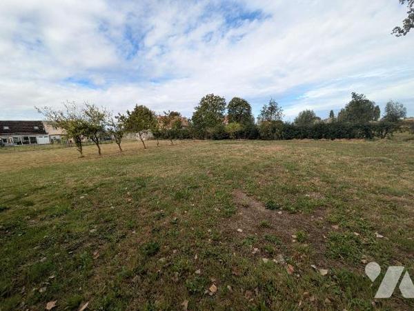 Exclusivité.A l'extérieur de Wormhout, bâtiment en bon état (ancien poulailler) d'une surface d...
