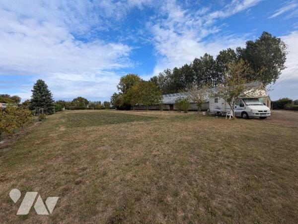 Exclusivité.A l'extérieur de Wormhout, bâtiment en bon état (ancien poulailler) d'une surface d...