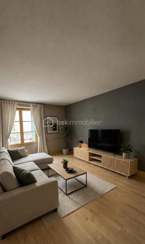 📍 Situé dans le centre-ville de Romans-sur-Isère, à deux pas des commerces, proche de toutes commodités et à 5mn à pied de la gare routière, cet appartement traversant de 60m², situé au 1er étage, offre un fort potentiel pour un projet de rénovation (résidence principale ou investissement locatif).

Composition :
- Grand hall d’entrée spacieux 14,5m²
- Cuisine indépendante 7m²
- Pièce de séjour lumineuse 19m²
- Chambre de 13,5m²
- Salle de bain 
- WC


Autres caractéristiques :
- Belles hauteurs sous plafond
- Copropriété sécurisée avec ascenseur 
- DPE : E
- Chauffage : gaz, individuel 
- Cave privative 

Le bien est actuellement aménagé en local commercial et vendu non meublé.