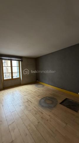 📍 Situé dans le centre-ville de Romans-sur-Isère, à deux pas des commerces, proche de toutes commodités et à 5mn à pied de la gare routière, cet appartement traversant de 60m², situé au 1er étage, offre un fort potentiel pour un projet de rénovation (résidence principale ou investissement locatif).

Composition :
- Grand hall d’entrée spacieux 14,5m²
- Cuisine indépendante 7m²
- Pièce de séjour lumineuse 19m²
- Chambre de 13,5m²
- Salle de bain 
- WC


Autres caractéristiques :
- Belles hauteurs sous plafond
- Copropriété sécurisée avec ascenseur 
- DPE : E
- Chauffage : gaz, individuel 
- Cave privative 

Le bien est actuellement aménagé en local commercial et vendu non meublé.