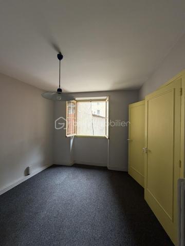 📍 Situé dans le centre-ville de Romans-sur-Isère, à deux pas des commerces, proche de toutes commodités et à 5mn à pied de la gare routière, cet appartement traversant de 60m², situé au 1er étage, offre un fort potentiel pour un projet de rénovation (résidence principale ou investissement locatif).

Composition :
- Grand hall d’entrée spacieux 14,5m²
- Cuisine indépendante 7m²
- Pièce de séjour lumineuse 19m²
- Chambre de 13,5m²
- Salle de bain 
- WC


Autres caractéristiques :
- Belles hauteurs sous plafond
- Copropriété sécurisée avec ascenseur 
- DPE : E
- Chauffage : gaz, individuel 
- Cave privative 

Le bien est actuellement aménagé en local commercial et vendu non meublé.